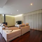 بيت للعطل House On The *
